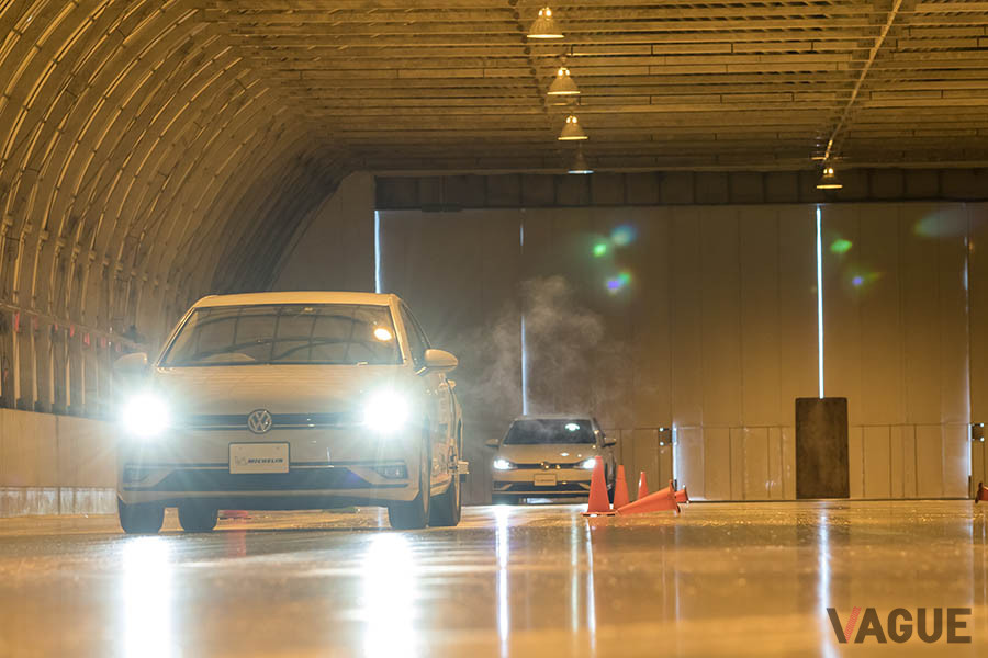 屋内のアイスドームでVW「ゴルフ」に装着したミシュラン「エックスアイス・スノー」と従来モデルでアイス制動性能を比較した。タイヤサイズは205／55R16