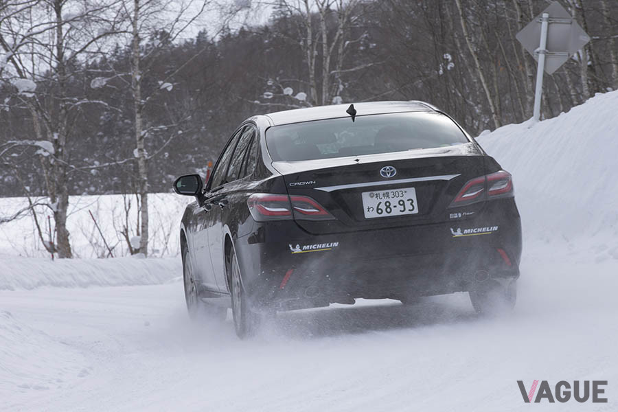 一般道でもミシュラン「エックスアイス・スノー」を試走。車両はトヨタ「クラウン」でタイヤサイズは215／55R17