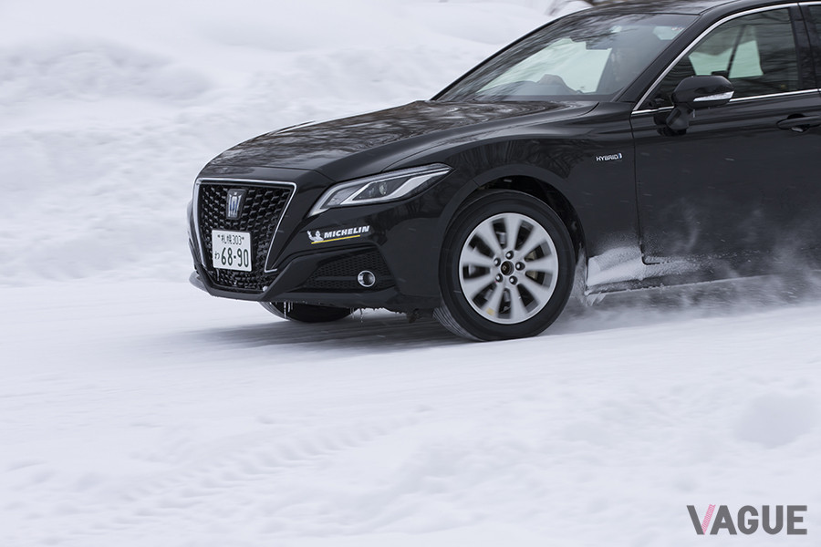 一般道でもミシュラン「エックスアイス・スノー」を試走。車両はトヨタ「クラウン」でタイヤサイズは215／55R17