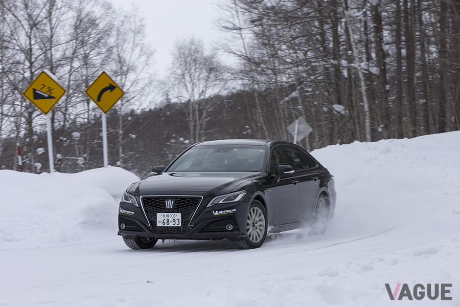 一般道でもミシュラン「エックスアイス・スノー」を試走。車両はトヨタ「クラウン」でタイヤサイズは215／55R17