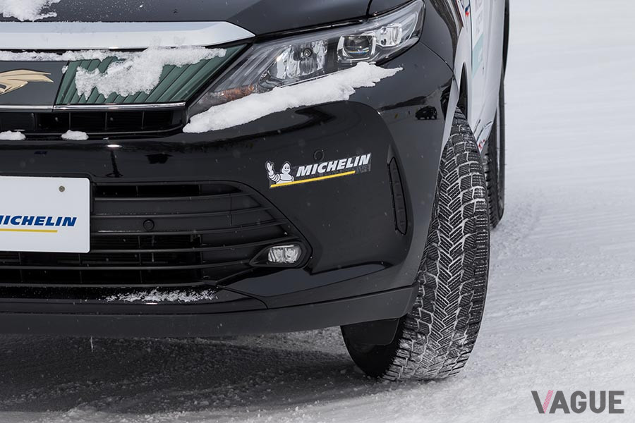 トヨタ「ハリアー」ではスノー路面の定常円旋回をおこなった。タイヤサイズは225／65R17