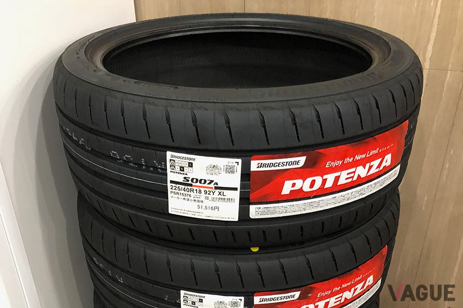店頭で販売されるタイヤにはラベリングが表示されている。写真はブリヂストンのプレミアムスポーツタイヤ「ポテンザS007A」で、ラベリングはサイズによりB-b、C-bとなり、低燃費タイヤではない