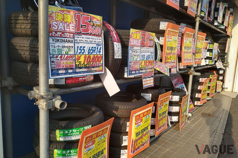 タイヤ販売店の店頭では、タイヤの低燃費性能とウエット性能がひと目でわかるようラベリングが表示される