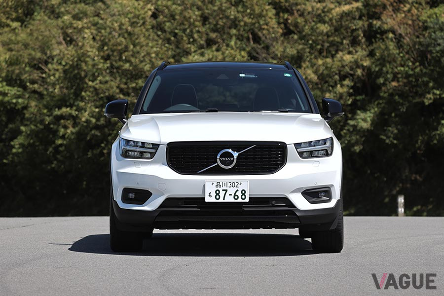 ボルボ「XC40 B5 AWD R-DESIGN」。ボディカラーのクリスタルホワイトパールは11万円のオプション