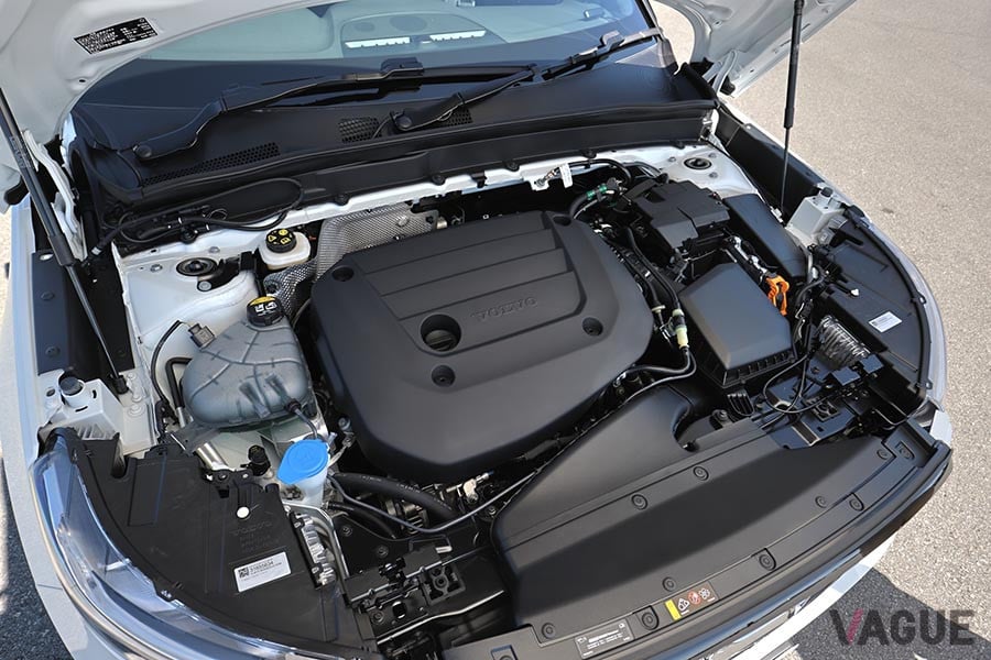ボルボ「XC40 B5 AWD R-DESIGN」のエンジンは2リッター直4ターボ。これにベルト駆動されるオルタネーター（発電機）が組み合わされる