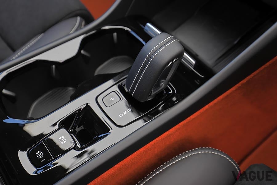 ボルボ「XC40 B5 AWD R-DESIGN」のシフトセレクター。トランスミッションは8速AT