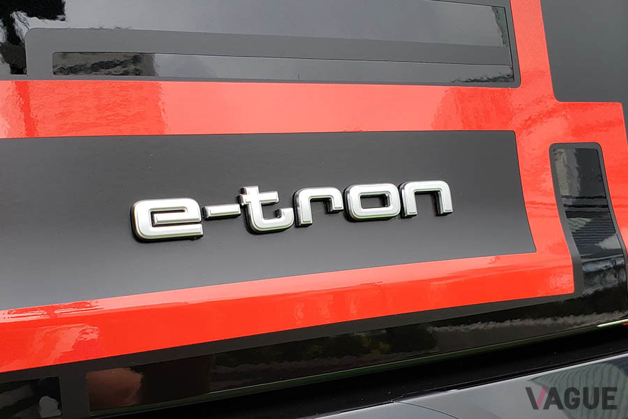 アウディ「e-トロン スポーツバック」のエンブレム