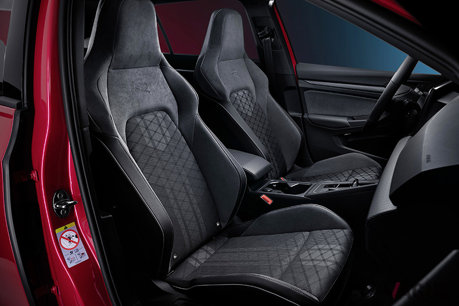 VW新型「ゴルフヴァリアント」R－Lineのフロントシート