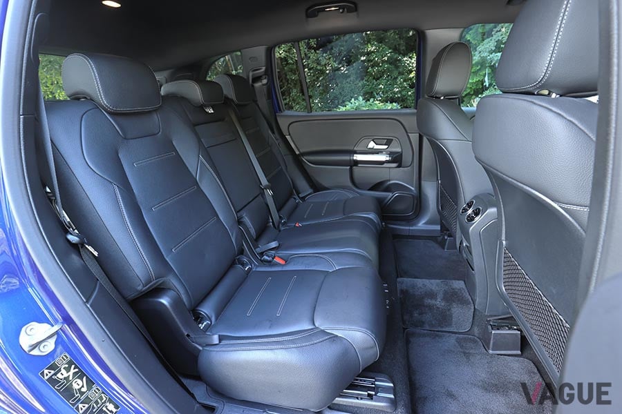 メルセデス・ベンツ「GLB」のリアシート。60：40分割で140mmの前後スライドが可能だ。バックレストは8段階調整可能