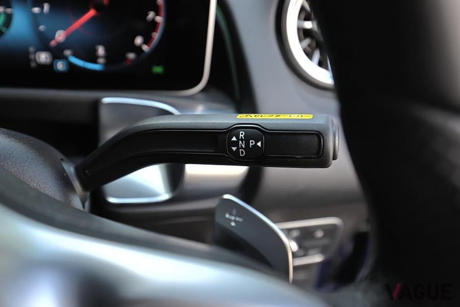 メルセデス・ベンツ「GLB」のセレクターレバー。ハンドル右手側にある