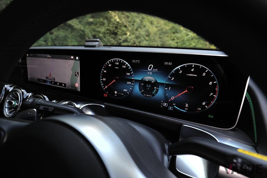 メルセデス・ベンツ「GLB」のディスプレイ。10.25インチのコックピットディスプレイと10.25インチのタッチスクリーンディスプレイとなる