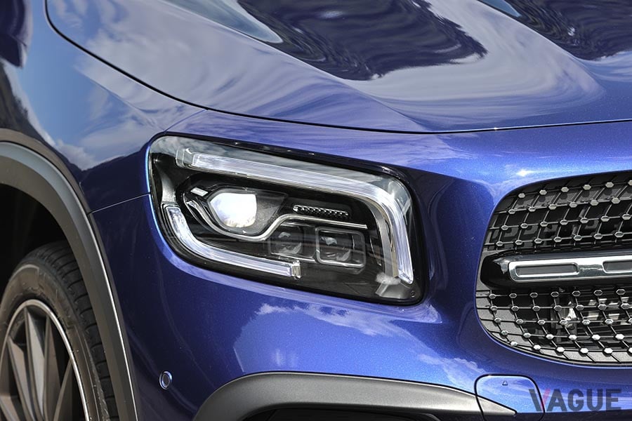 ヘッドライトはGLAに対して縦に厚いデザイン