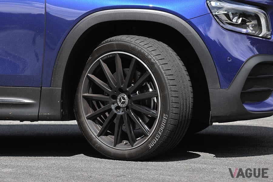 メルセデス・ベンツ「GLA250 4MATIC スポーツ」のタイヤは235／45R20サイズを装着