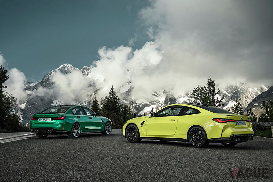 BMW新型「M3セダン コンペティション」（左）と新型「M4クーペ コンペティション」（右）