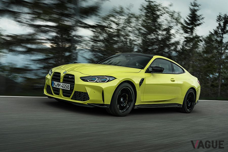 BMW新型「M3セダン コンペティション」（左）と新型「M4クーペ コンペティション」（右）