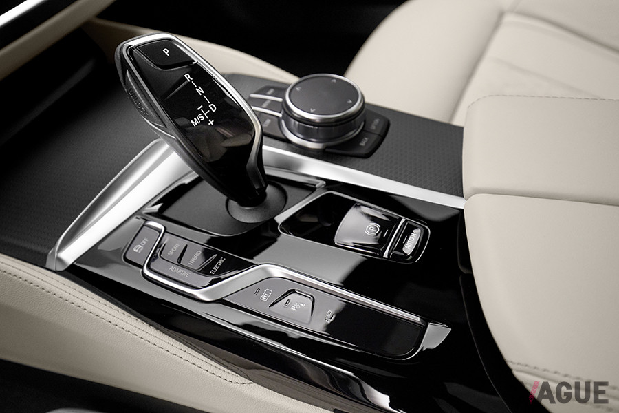 BMW改良新型「5シリーズセダン」のシフトセレクター