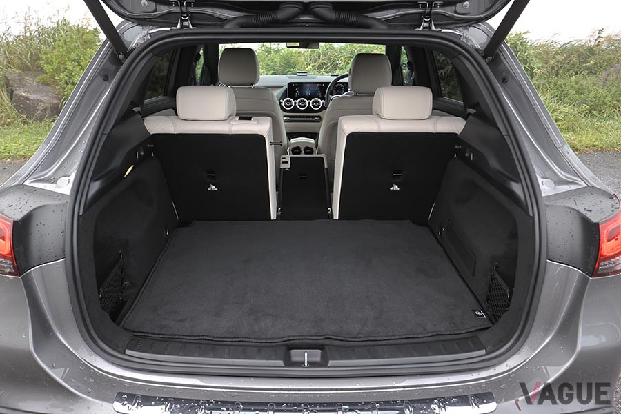 メルセデス・ベンツ新型「GLA」の荷室。通常時425リッター、最大で1420リッターとなる