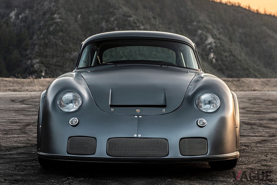 約9010万円で落札されたポルシェ「MOMO 356 RSR アウトロー」（C）2020 Courtesy of RM Sotheby's