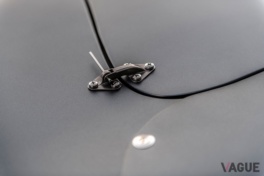 ボンネットピンなどもマニア心をくすぐられるアイテムだ（C）2020 Courtesy of RM Sotheby's