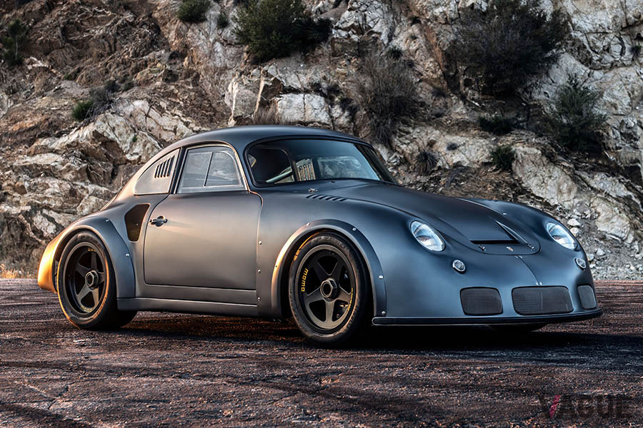 約9010万円で落札されたポルシェ「MOMO 356 RSR アウトロー」（C）2020 Courtesy of RM Sotheby's