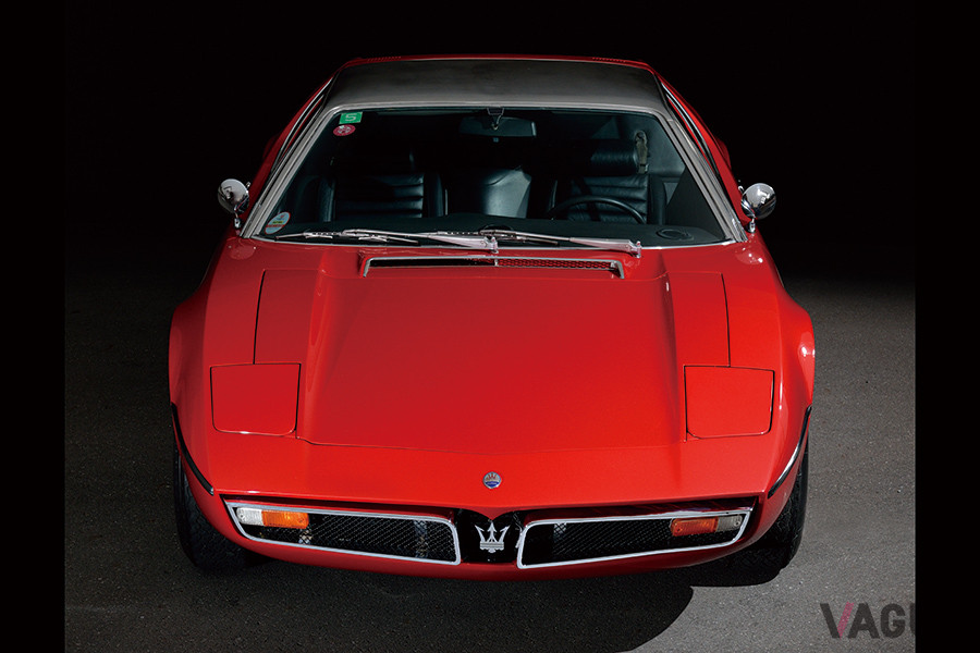 1968年にシトロエンに買収され、高級GTカー路線からスーパーカーメーカーへと方向転換したマセラティの最初のモデルとして、「ボーラ」は1971年ジュネーブで発表された