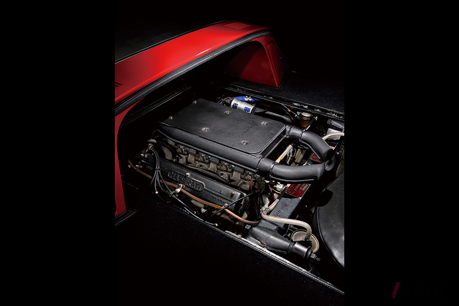最高出力310ps、オールアルミ製水冷V型8気筒DOHCエンジン
