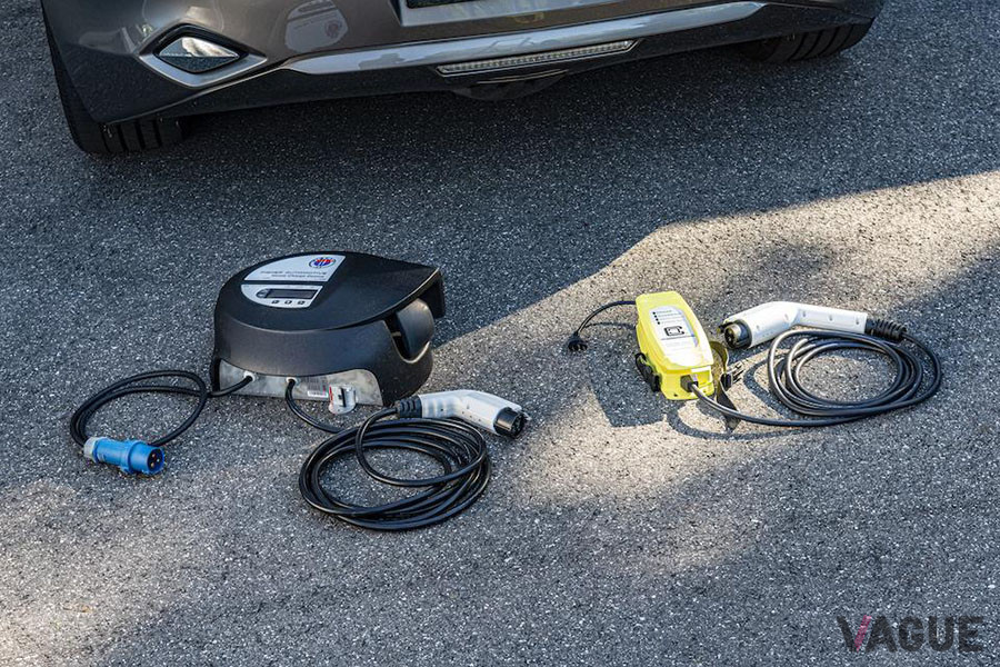 フル充電に必要な時間は、220V電源からならば約6時間（C）Bonhams 2001-2020