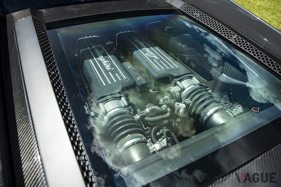 ガラスのエンジンフードで、V10エンジンを見ることができるようになっている（C）Bonhams 2001-2020