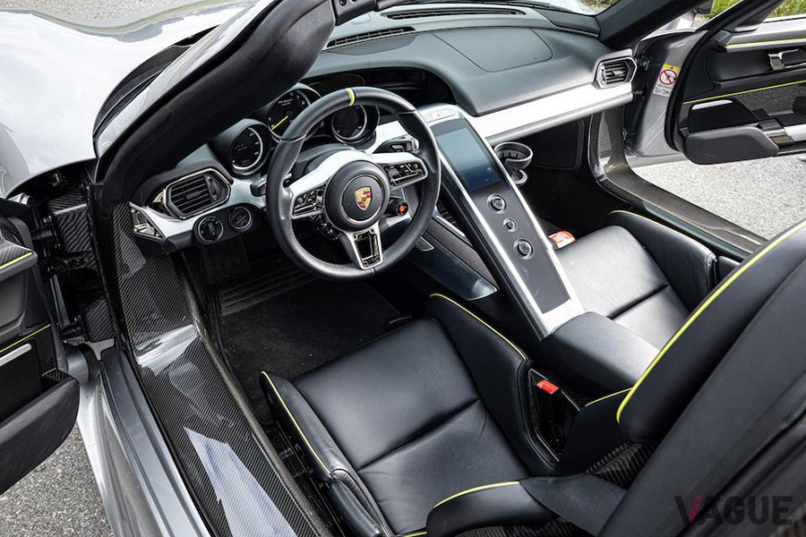 新車からの走行距離がわずかに5900kmの「918スパイダー」のコックピット（C）Bonhams 2001-2020