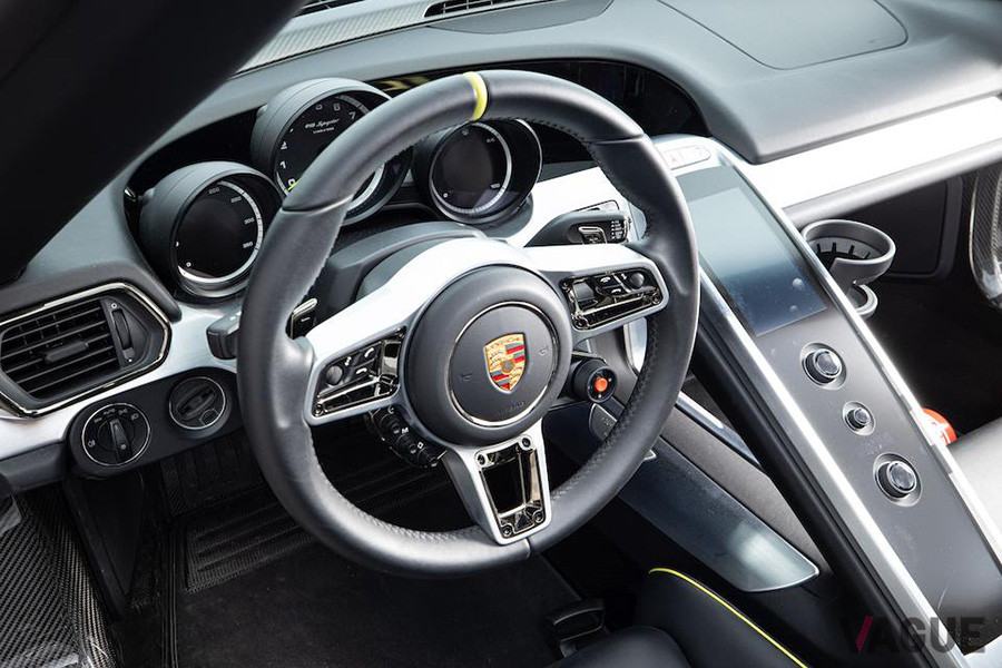 新車からの走行距離がわずかに5900kmの「918スパイダー」のコックピット（C）Bonhams 2001-2020