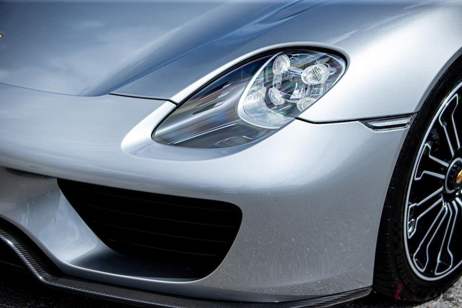 ポルシェ「918スパイダー」のヘッドライト（C）Bonhams 2001-2020