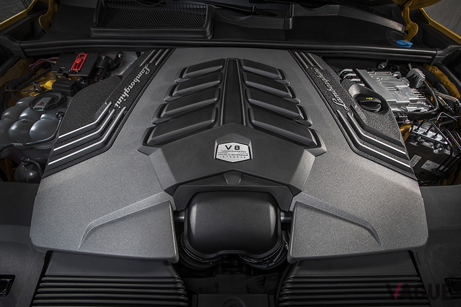 最高出力650psを発揮するV型8気筒ツインターボ