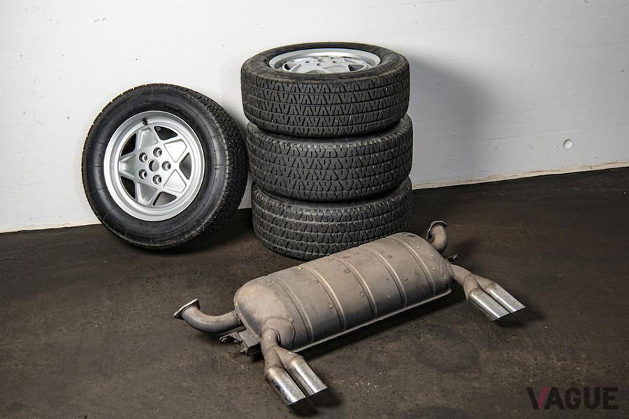スポーツマフラーと「328GTB／GTS」用の大径ホイールに換装されているものの、純正パーツも付属する（C）Bonhams 2001-2020