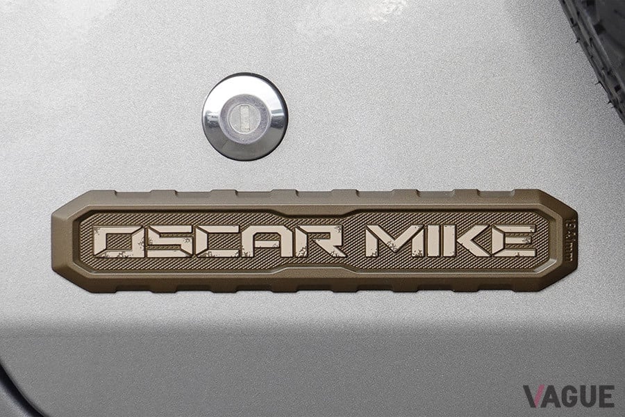 テールゲートの「OSCAR MIKE（オスカーマイク）」ハードバッジ