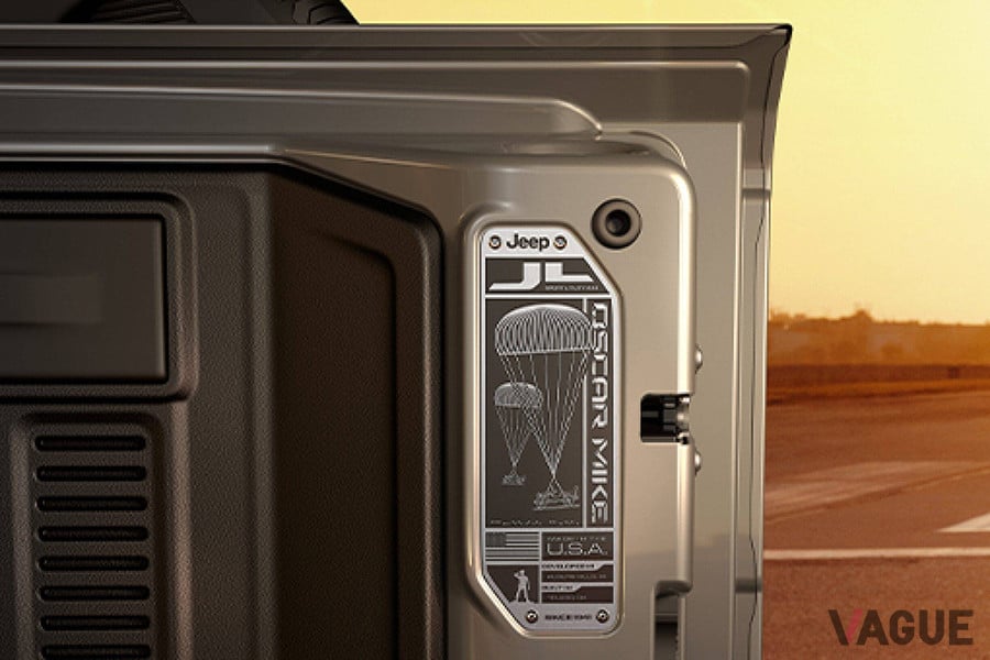 パラシュートとジープのイラストをあしらった特製プレート