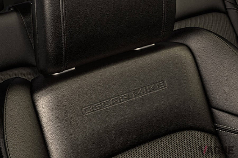 前席バックレストにはエンボス加工による「OSCAR MIKE」ロゴがあしらわれている