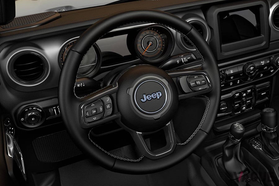 タングステンカラーのステッチを施したステアリングホイールおよびレザー／ファブリックシートを採用