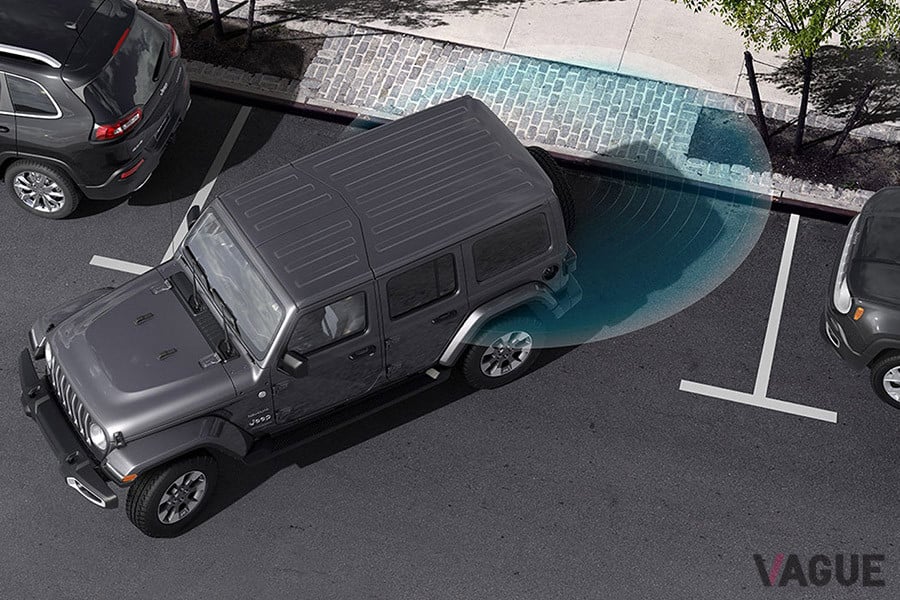 Parkviewリアバックアップカメラと連携し、スクリーン表示や警告音で障害物の存在を知らせるParkSenseリアパークアシストを装備