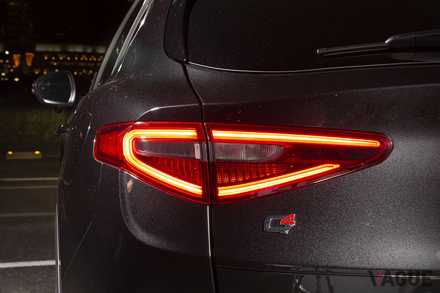 特徴的なテールライトは、夜間にひと目でステルヴィオであることが認識できる