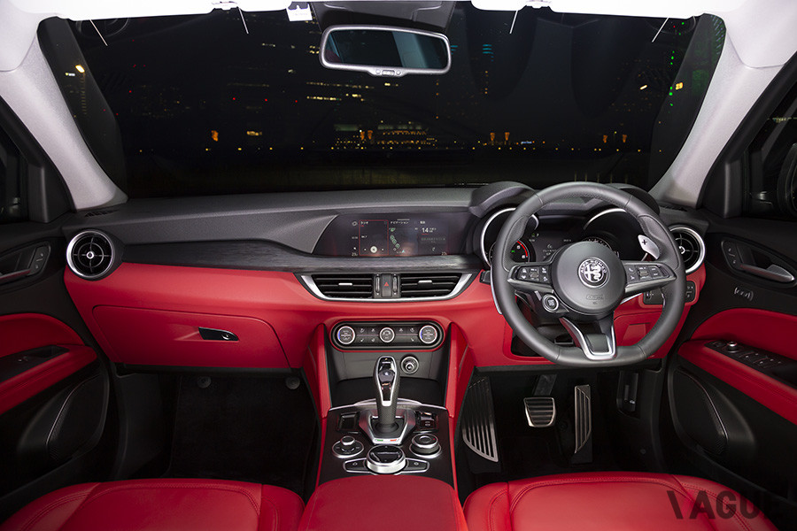 ステルヴィオのインテリアはリニューアルされ、アルファ ロメオの卓越した美意識を具現化している