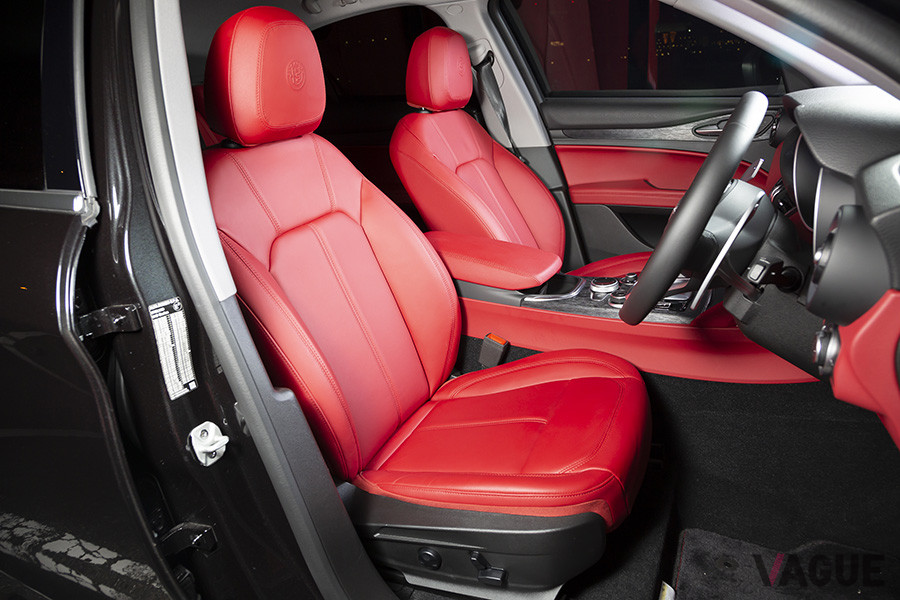 座り心地はもちろんのこと、ホールド性に優れたフロントシート