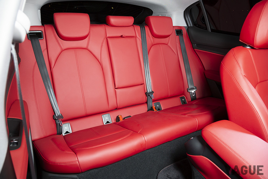 高品質なレザーシートは、本革ならではのしなやかな感触