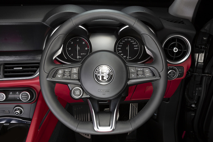 スポーツカーのようなステアリングホイール