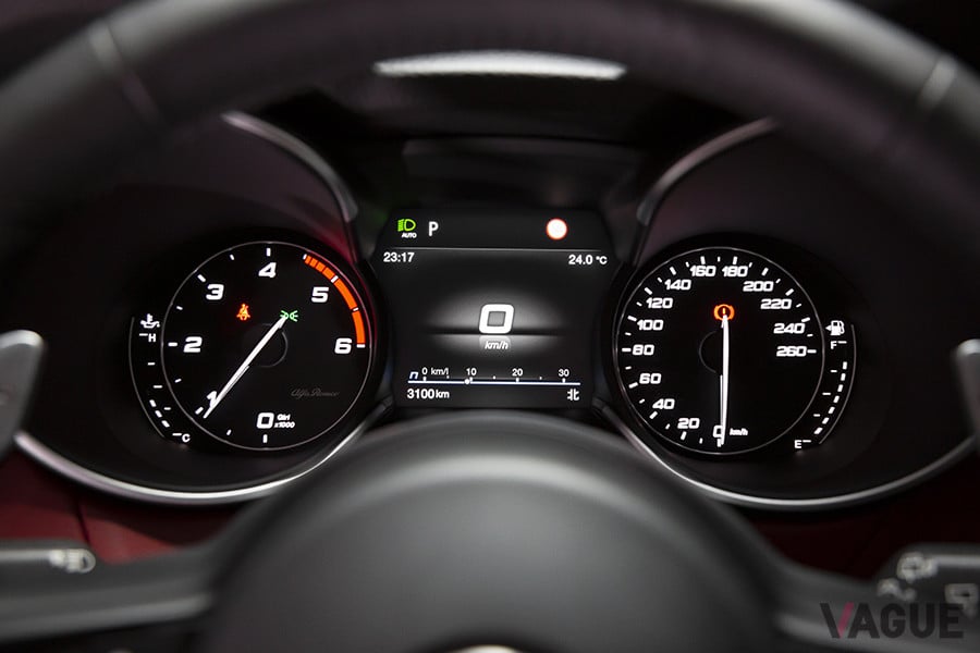 左がタコメーター、右がスピードメーター。どちらも真下が「0」となる