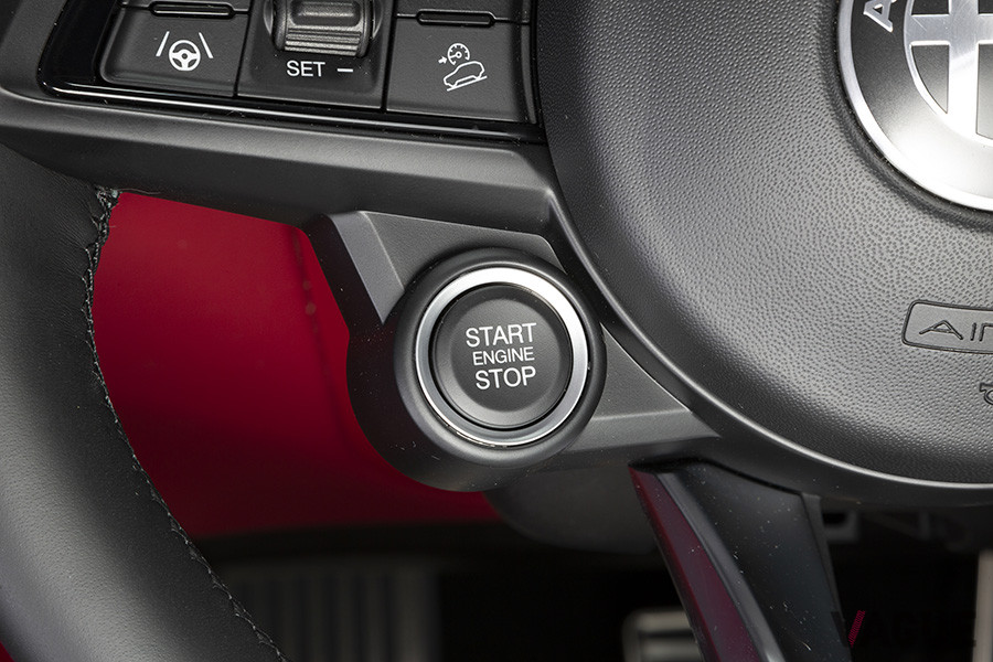ステアリングホイールにエンジンスタート＆ストップボタンが備わる