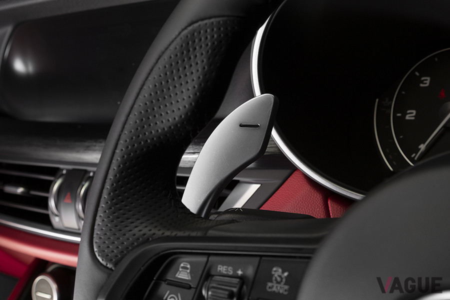 スポーツドライビングには欠かせない、大きめのパドルシフト