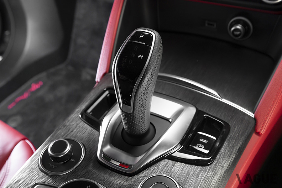 革巻きのシフトレバーが高級感を演出