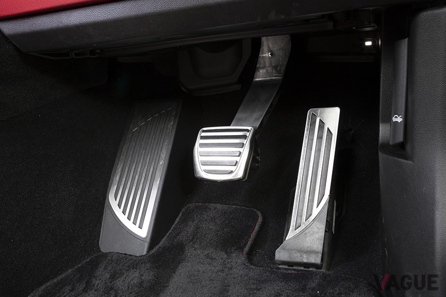 右ハンドルでもフットレストのスペースは十分に確保