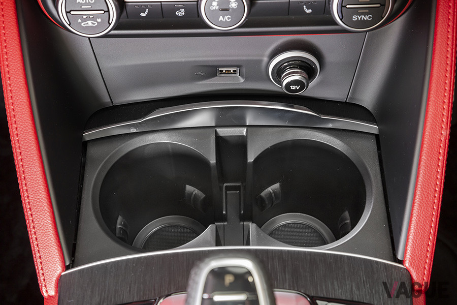 スライド式の蓋を開けるとドリンクホルダー。USBはスマートフォンとつなぐ際に使用する