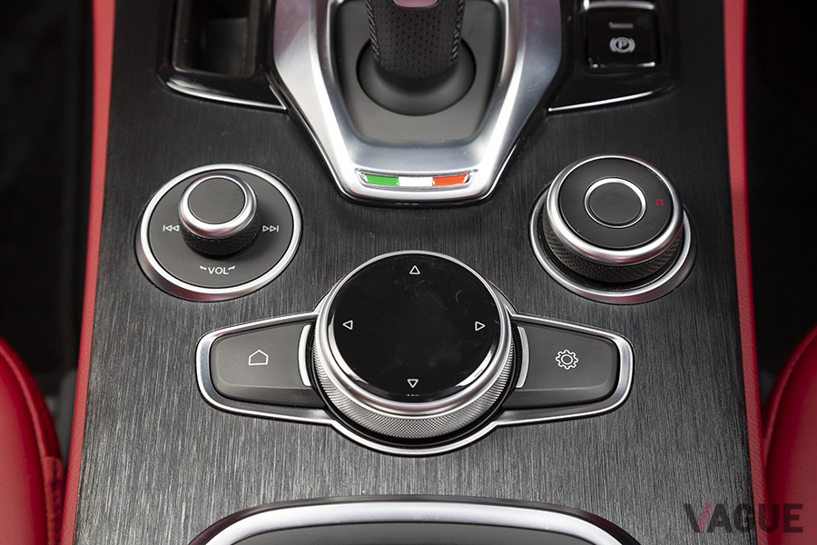 右上のダイヤルが、ALFA DNAドライブモードを司る。3つの走行モードをセレクトできる